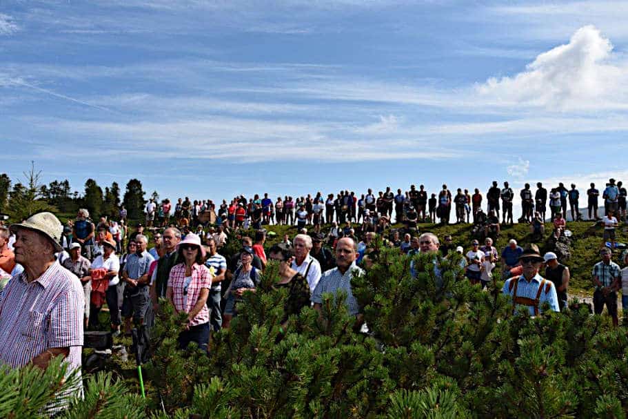 Besucher der Feldmesse inmitten von Latschen