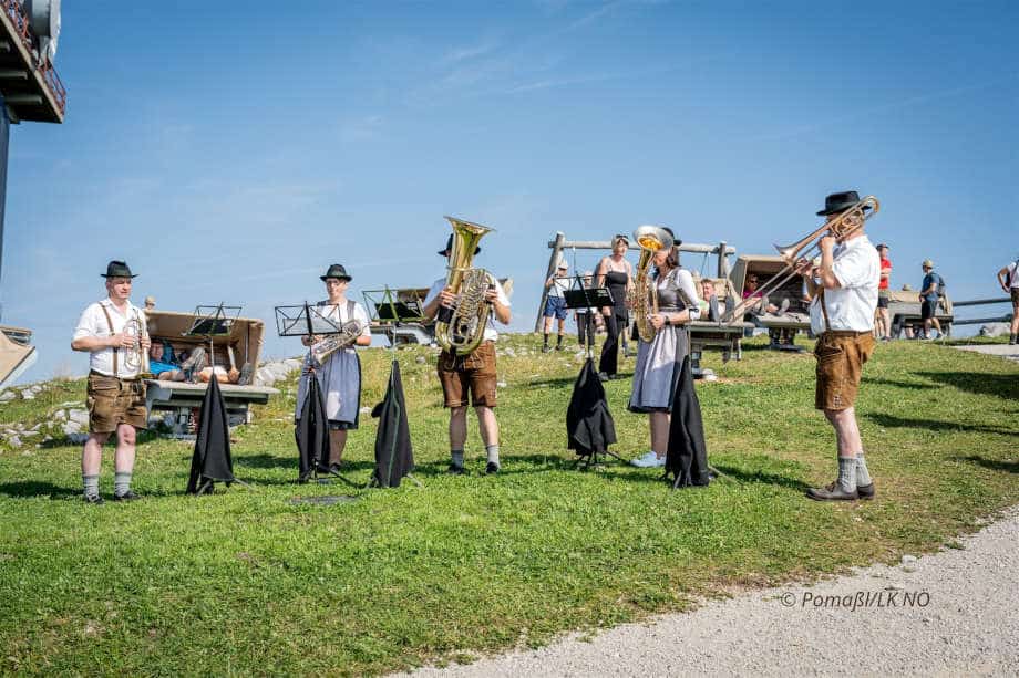 Blasmusikgruppe auf der Wiese